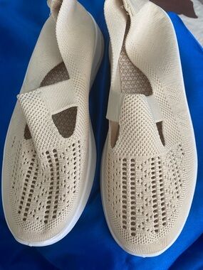 Breathable Cream Knit Slip-On Women’s Sneakers